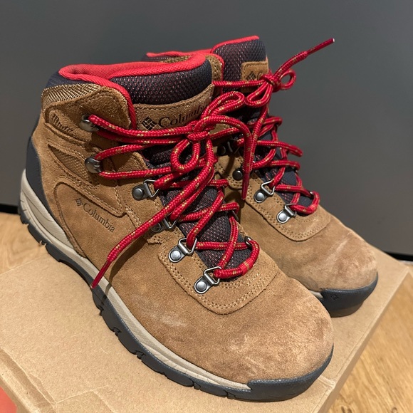 Columbia Women's Newton Ridge Plus Waterproof Amped Hiking Boot - Picture 2 of 5